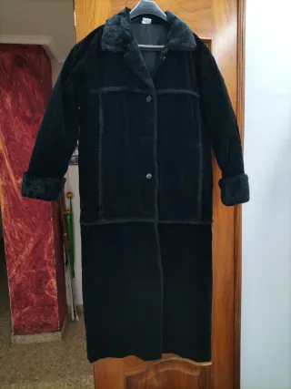 Chaqueta larga negra con pelo