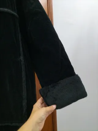 Chaqueta larga negra con pelo