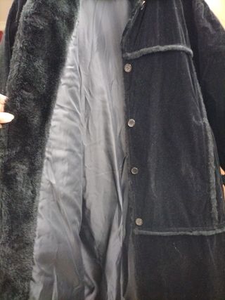 Chaqueta larga negra con pelo