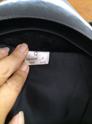 Chaqueta larga negra con pelo