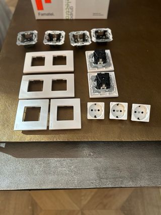 Lote de Enchufes y Mecanismos Nuevos (marca simon)