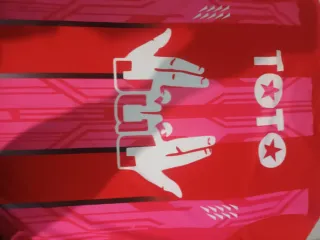 Camiseta TOTO con diseño de manos