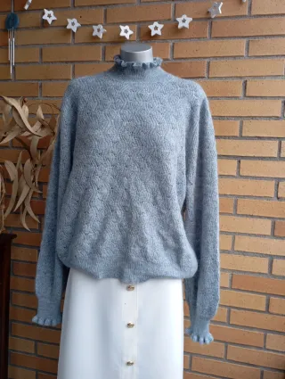 Jersey de punto gris con cuello volante