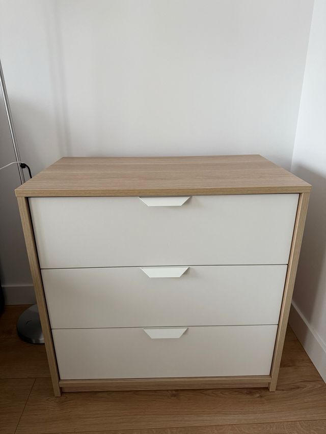 Cómoda 3 cajones Ikea madera y blanco.