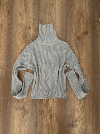 Jersey gris de cuello alto