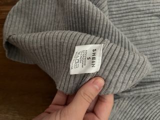 Jersey gris de cuello alto