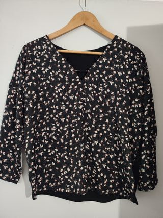 Blusa negra manga francesa floral Talla M