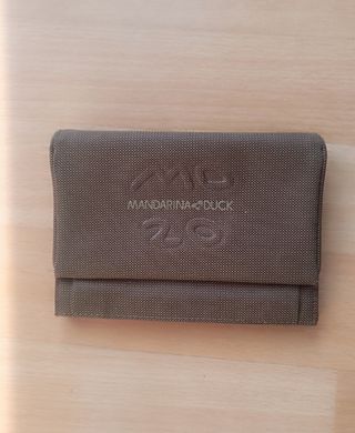 Monedero Mandarina Duck color caqui.