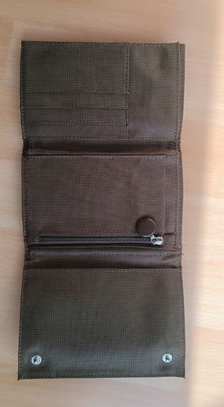 Monedero Mandarina Duck color caqui.