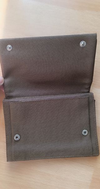 Monedero Mandarina Duck color caqui.