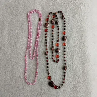 Collane di perline rosa e marroni