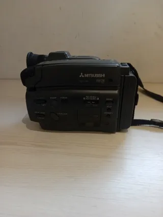 Videocámara Mitsubishi Negra