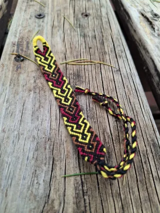 Pulsera tejida artesanal
