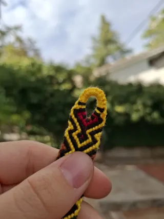 Pulsera tejida artesanal