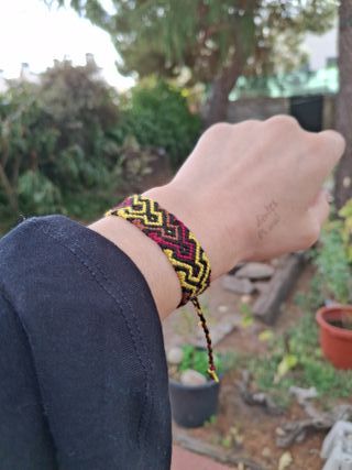 Pulsera tejida artesanal