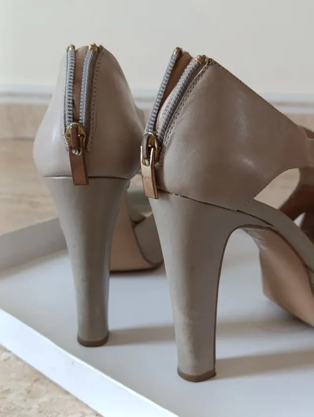 Zapatos de tacón beige