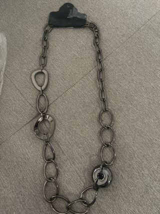 Collar de cadena con eslabones y detalles