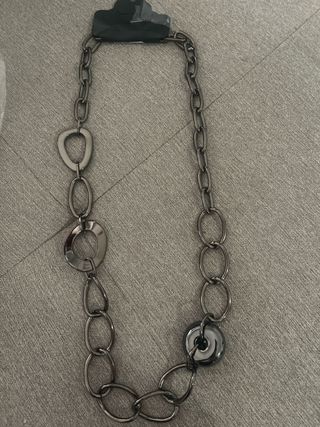 Collar de cadena con eslabones y detalles