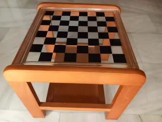 Mesita de centro de madera con tablero de ajedrez