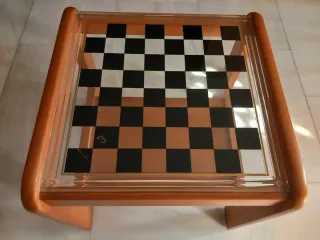 Mesita de centro de madera con tablero de ajedrez