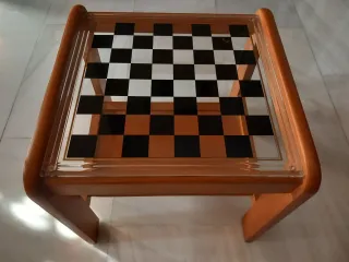 Mesita de centro de madera con tablero de ajedrez