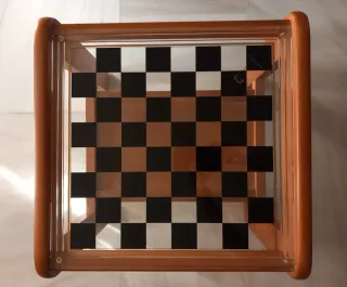 Mesita de centro de madera con tablero de ajedrez