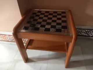 Mesita de centro de madera con tablero de ajedrez