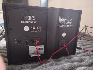 Mesa DJ Hercules + 2 Altavoces + Cascos