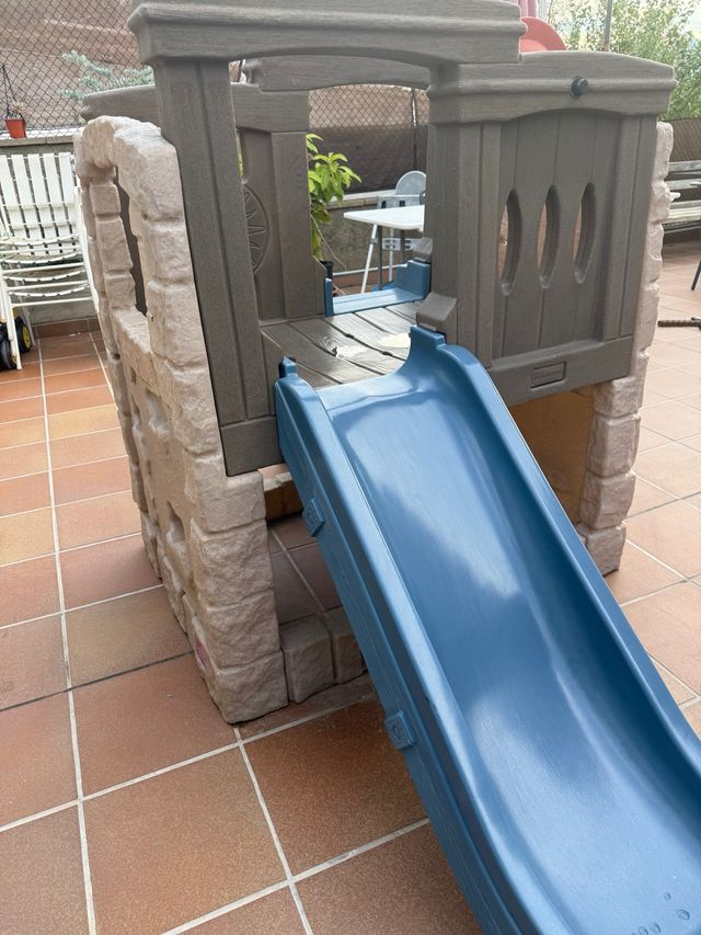 Castillo infantil con tobogán para jardín