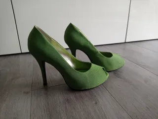 Zapatos de tacón verdes Pilar Burgos
