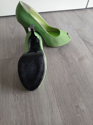 Zapatos de tacón verdes Pilar Burgos