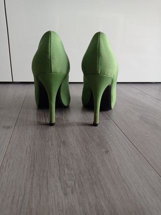 Zapatos de tacón verdes Pilar Burgos
