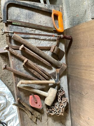 Lote herramientas usadas: martillo, sierra, nivel