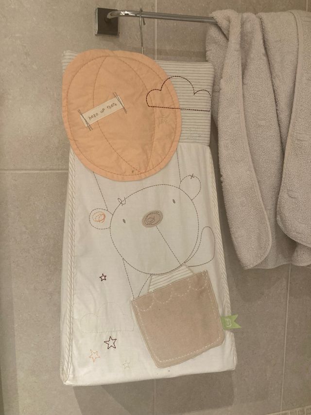 Pañalero con percha y diseño de oso