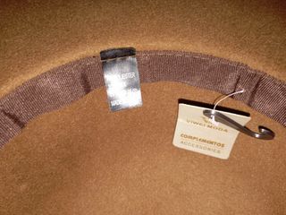 Sombrero de ala ancha marrón