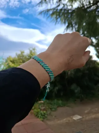 Pulsera tejida artesanal