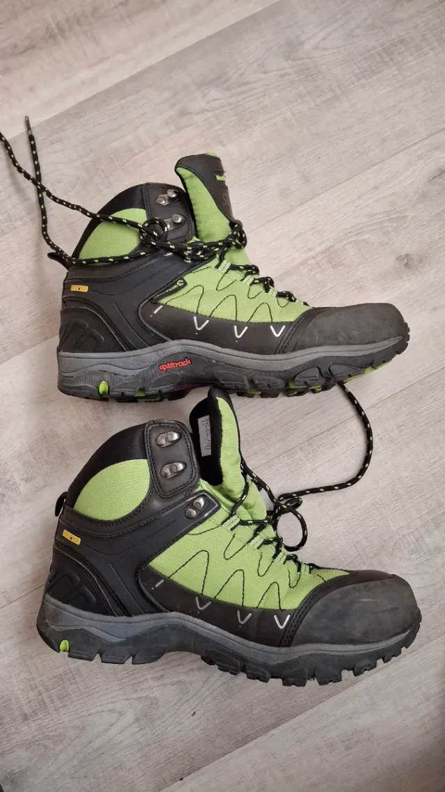 Botas de trekking verdes y negras.Usadas una vez.