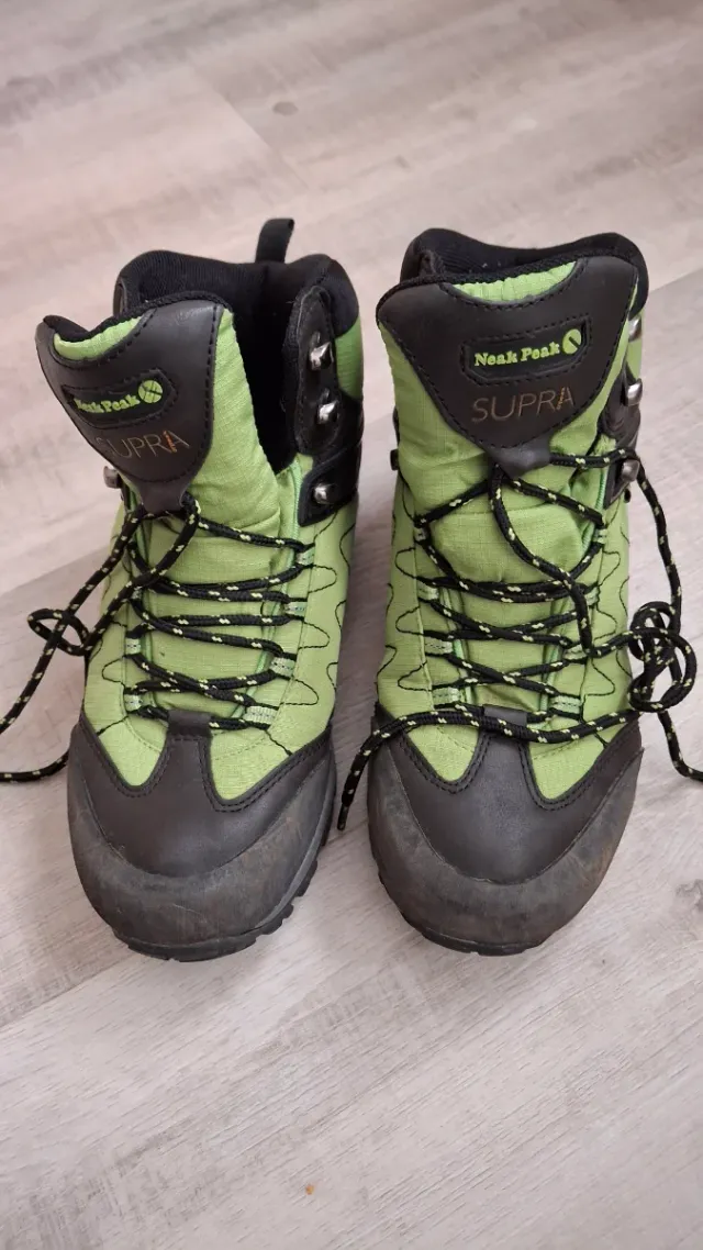 Botas de trekking verdes y negras.Usadas una vez.