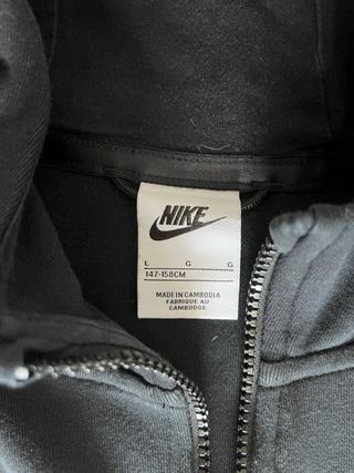  Nike Tech Fleece Negro y Gris
talla L de niño