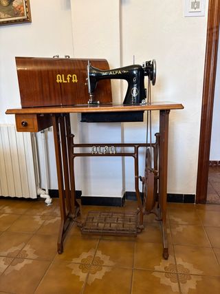 Máquina de coser antigua ALFA con mueble original