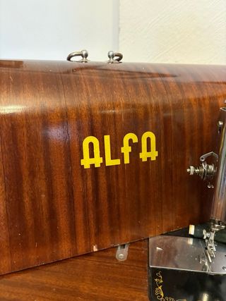 Máquina de coser antigua ALFA con mueble original