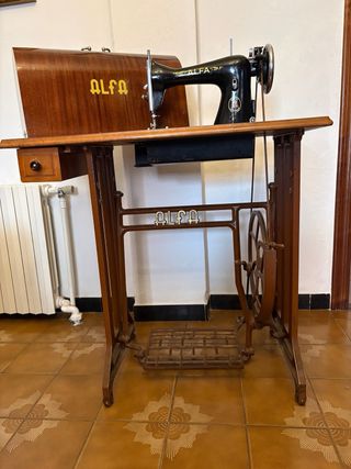 Máquina de coser antigua ALFA con mueble original