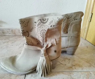 Botines beige con flecos y troquelados