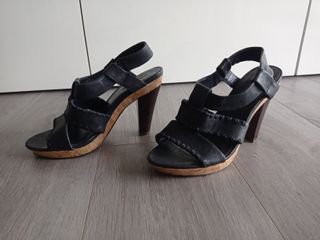 Sandalias tacón Bimba y Lola negras