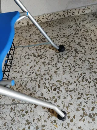 Andador con cesta y asiento