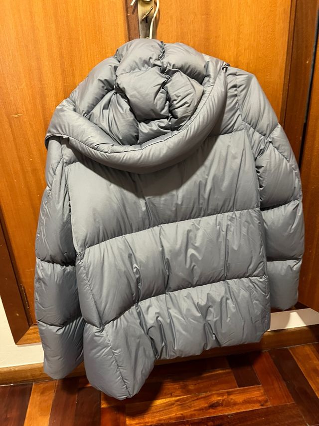 Chaqueta acolchada gris con capucha