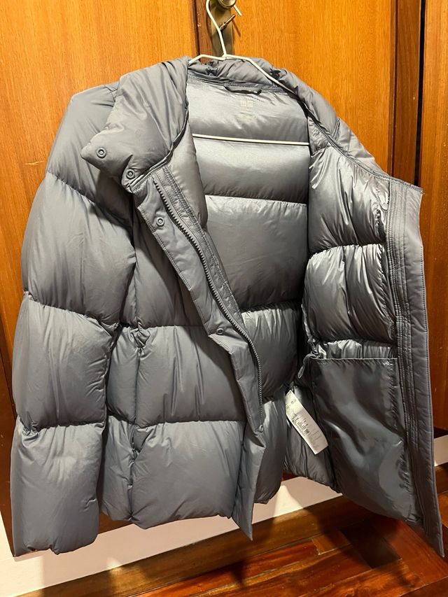 Chaqueta acolchada gris con capucha