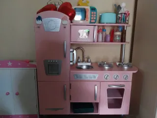 Cocinita rosa de juguete