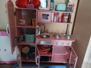Cocinita rosa de juguete