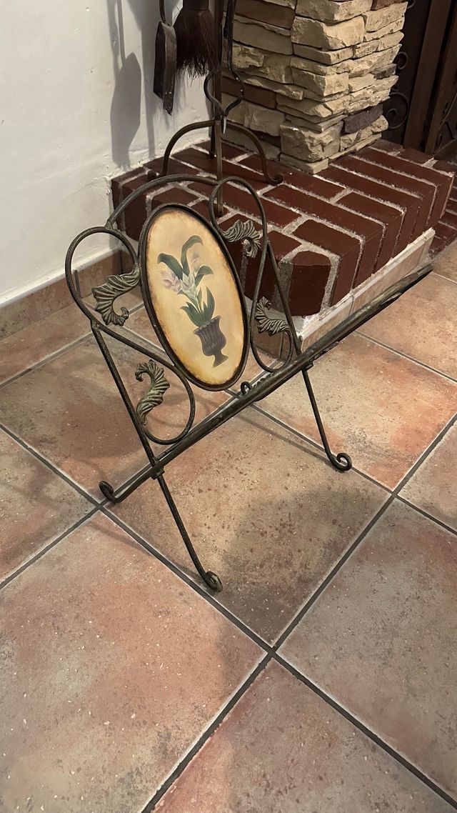 Revistero de forja con detalles pintados